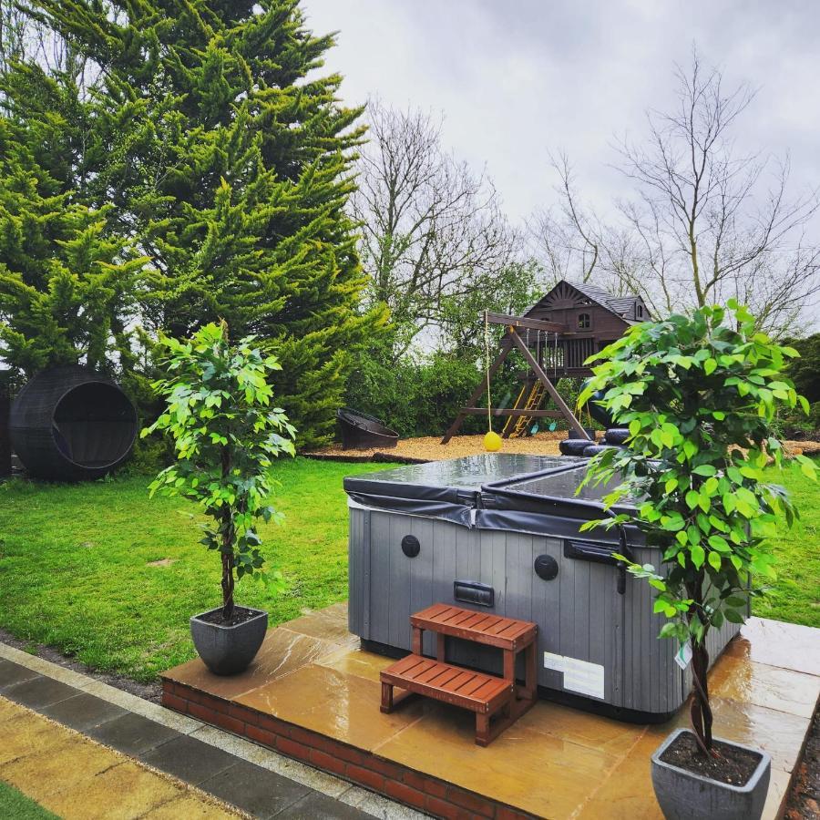 Deluxe 2 Bed Versace Bungalow Hot Tub, Sky Tv, Cinema Screen Saffron Walden Esterno foto