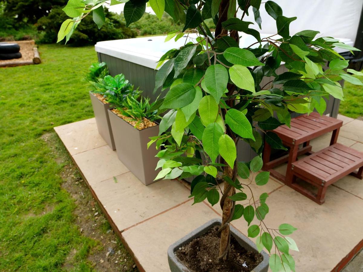 Deluxe 2 Bed Versace Bungalow Hot Tub, Sky Tv, Cinema Screen Saffron Walden Esterno foto