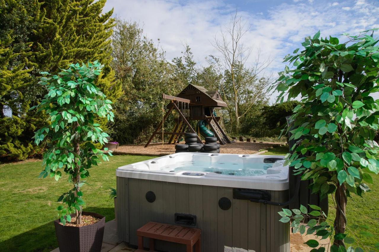 Deluxe 2 Bed Versace Bungalow Hot Tub, Sky Tv, Cinema Screen Saffron Walden Esterno foto
