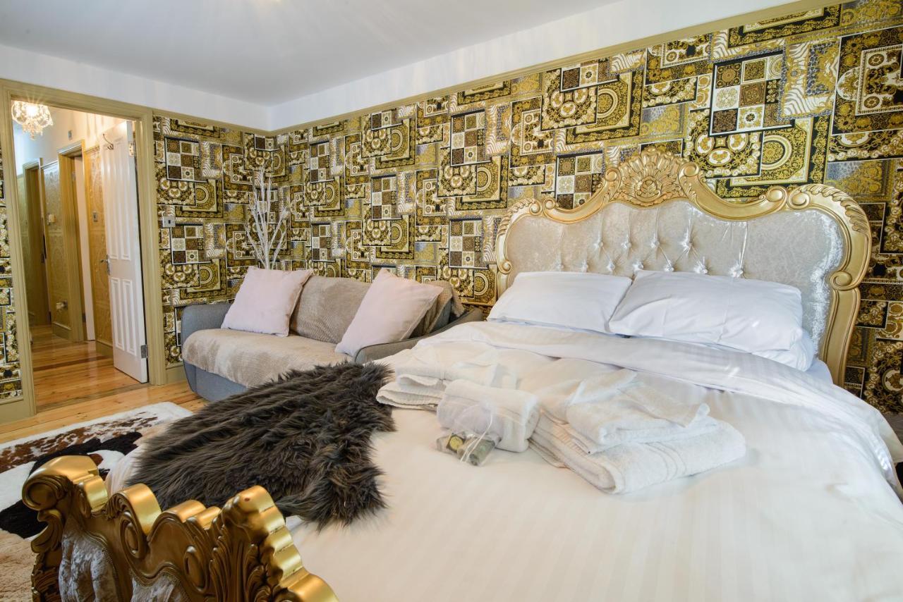 Deluxe 2 Bed Versace Bungalow Hot Tub, Sky Tv, Cinema Screen Saffron Walden Esterno foto