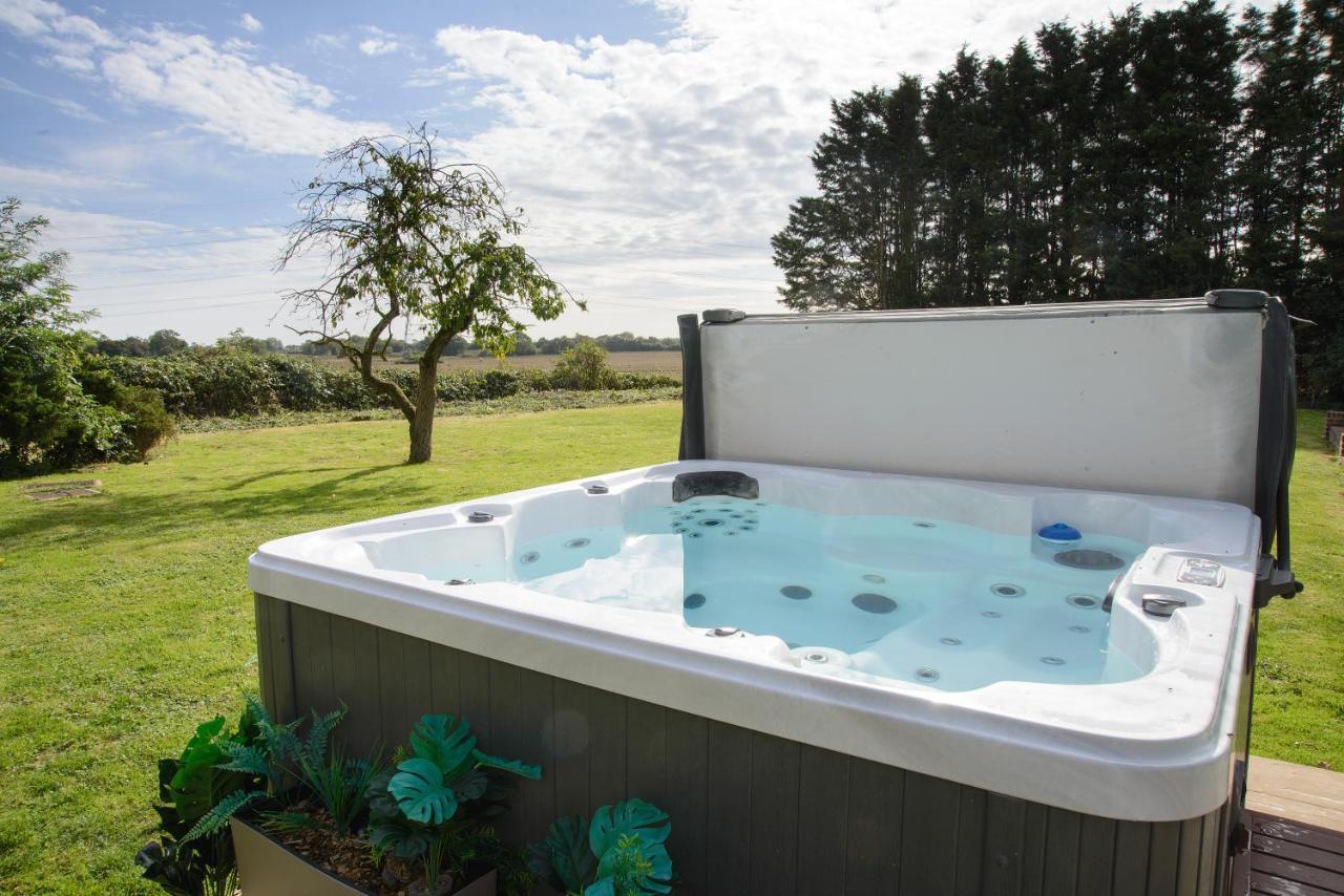Deluxe 2 Bed Versace Bungalow Hot Tub, Sky Tv, Cinema Screen Saffron Walden Esterno foto