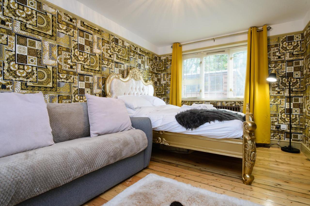 Deluxe 2 Bed Versace Bungalow Hot Tub, Sky Tv, Cinema Screen Saffron Walden Esterno foto