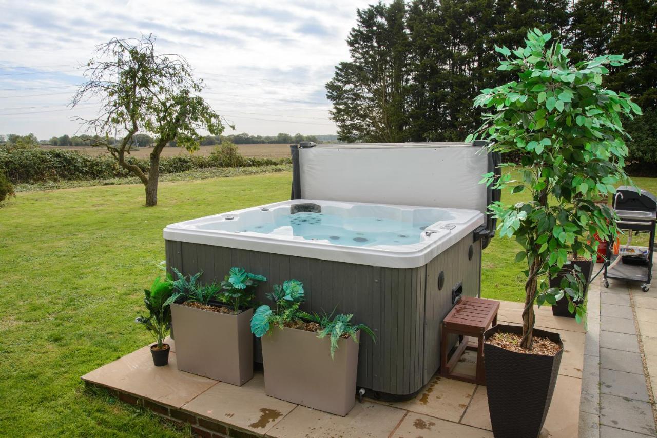 Deluxe 2 Bed Versace Bungalow Hot Tub, Sky Tv, Cinema Screen Saffron Walden Esterno foto