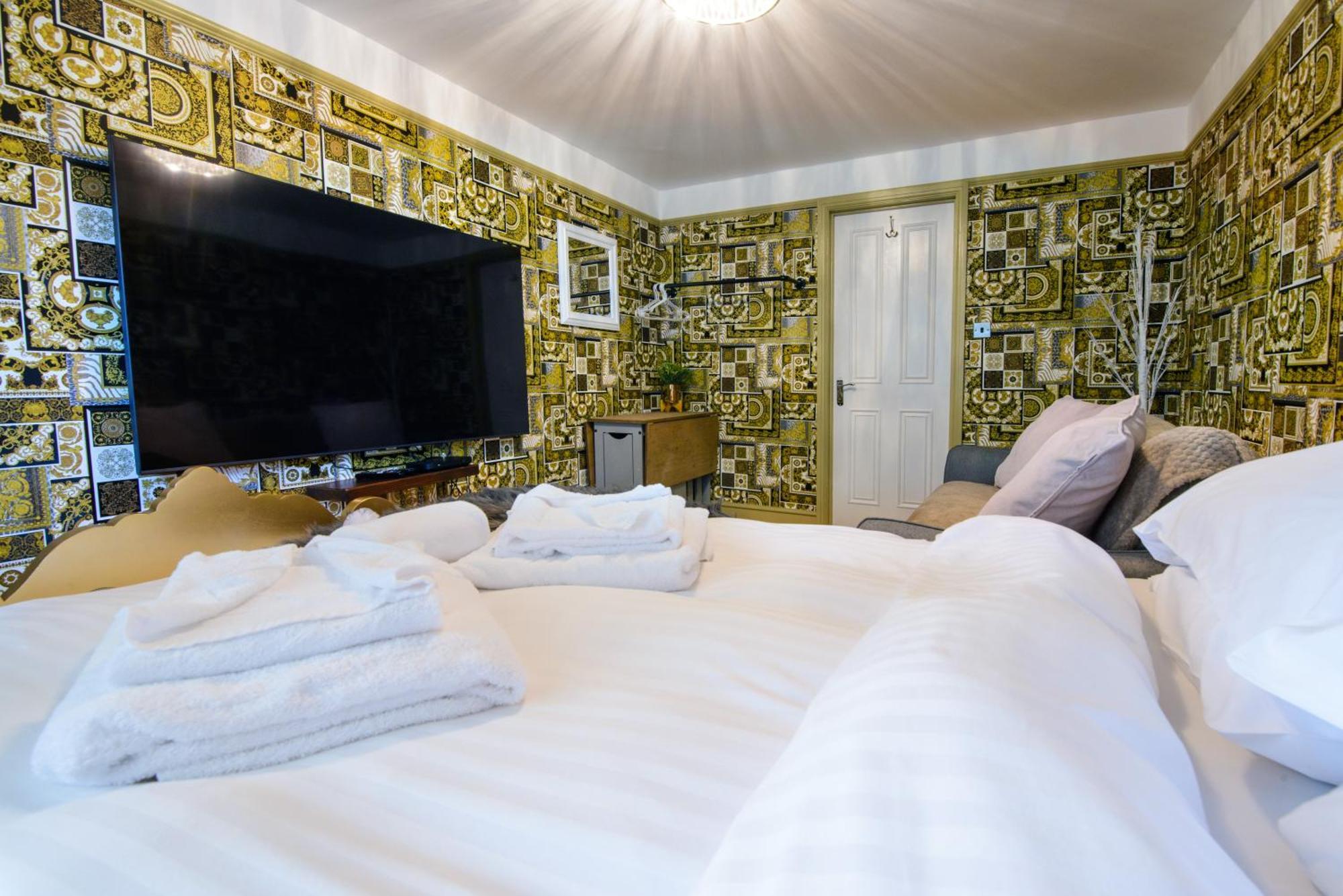 Deluxe 2 Bed Versace Bungalow Hot Tub, Sky Tv, Cinema Screen Saffron Walden Esterno foto